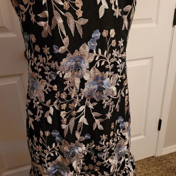 WHITE HOUSE BLACK MARKET Embroidered Lace Sheath‎ Dress - Picture 5 of 5